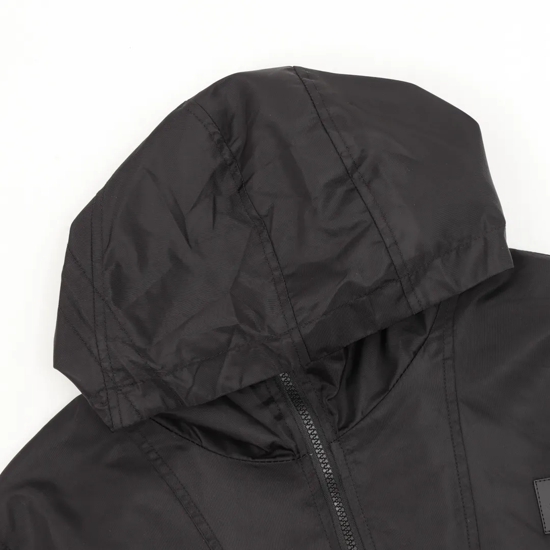 🅿️570 Louis Vuitton/Louis Vuitton Logo Reversible Jacket Jacket Reversible jacket, divided into solid color side and full logo jacquard side, the two styles can be switched at will. Needless to say the style, low-key luxury, both sides bring out the 1V classic elements, loose fit, casual and comfortable upper body. The solid color side is a soft-shell jacket style, a simple solid color style, only the chest hardware is decorated, the hardware is removable, the inside and outside hardware are all double-sided engraved, the original version is the same and can be customized and dyed. The clothes are of the same color with no color difference, and the labor cost is expensive. The lining is made of silk jacquard fabric, and the classic full-width logo jacquard process requires everything to be woven, and the process cost is extremely high. size：XS-L